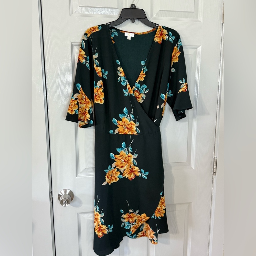 C. Wonder |Green Wrap Dress with V-Neck and Bell Sleeves| XL